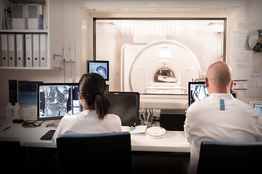 L'équipe de TRM de radiologie de l'EHC analyse les images d'un scanner