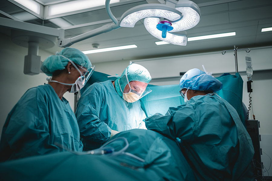 Opération de chirurgie générale au bloc opératoire de l'EHC
