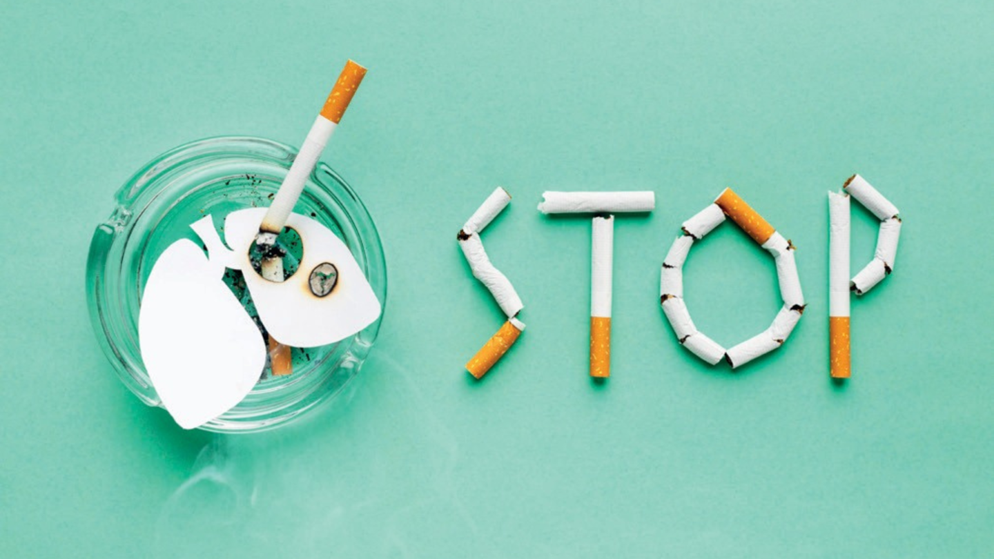 Image de cigarettes qui brûlent une illustration papier de poumons dans un cendrier