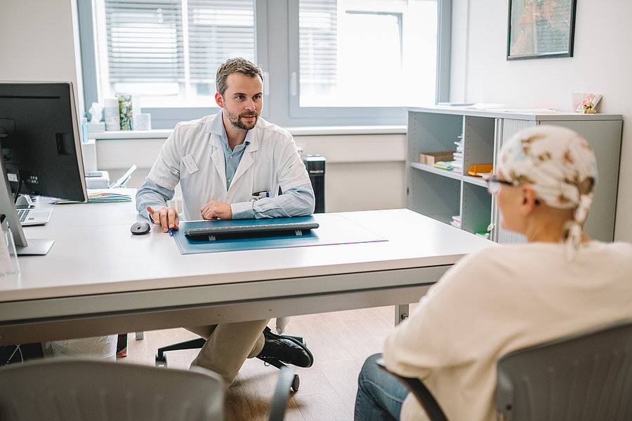 Consultation et discussion avec un oncologue à l'EHC