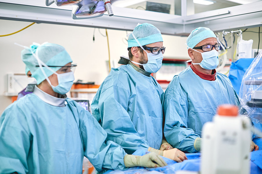 Médecin en formation avec les médecins chefs du service de chirurgie vasculaire à l'EHC