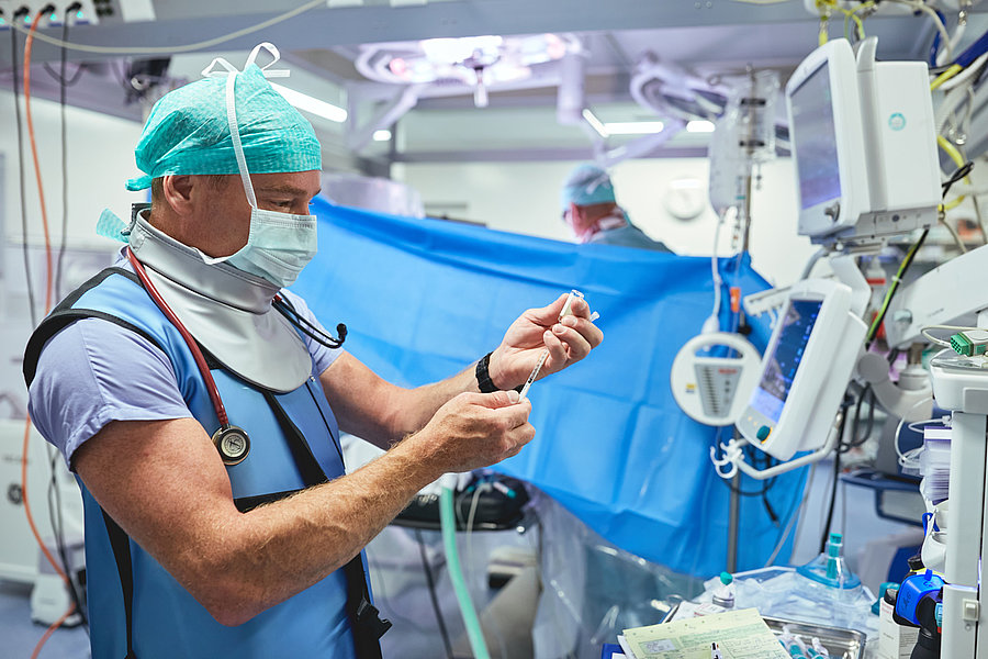 Opération de chirurgie vasculaire avec des médecins en formation à l'EHC