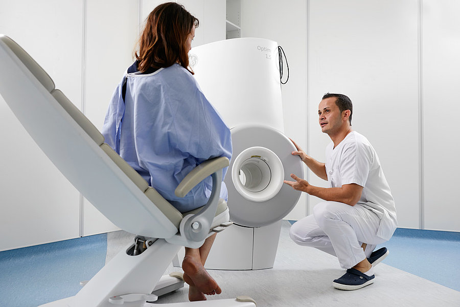 Le TRM de radiologie explique un examen d'imagerie à une patiente