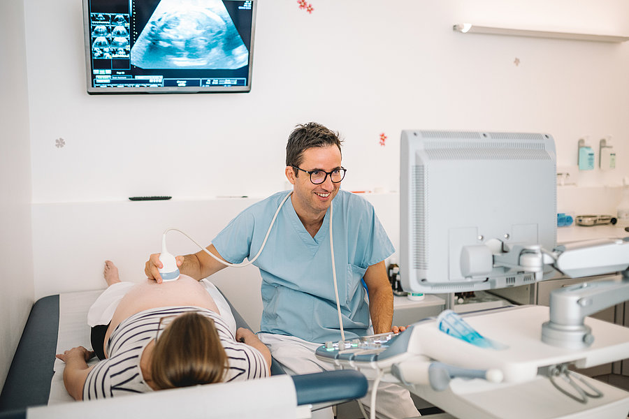 Echographie d'une femme enceinte réalisée par un gynécologue-obstétricien