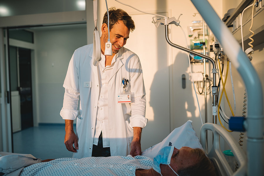 Visite du chirurgien au lit du patient après une opération à l'EHC