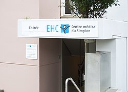 Entrée du Centre médical du Simplon EHC à deux pas de la gare de Renens, avec des médecins généralistes et des consultations spécialisées