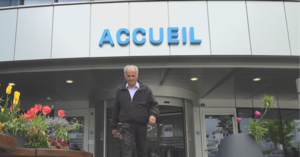 M. Simonin sortant de l'Hôpital de Morges après un traitement 