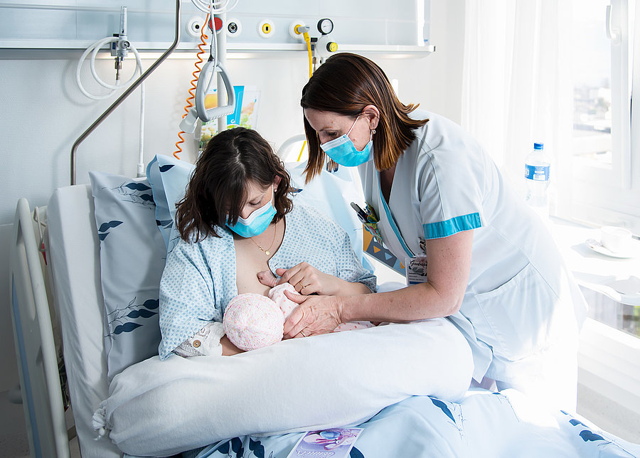 Accompagnement d'une nouvelle maman par une conseillère en allaitement à la Maternité de l'EHC
