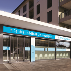 Entrée du Centre médical de Bussigny EHC avec des médecins de famille et spécialistes