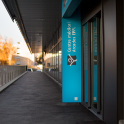 Entrée du Centre médical Arcades EHC à l'EPFL 