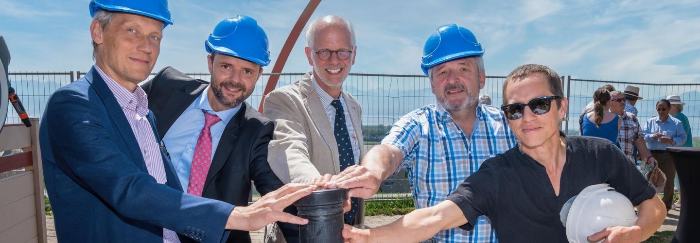 Différents intervenants préparent la 1ère pierre de l'EMS Les Clos d'Aubonne