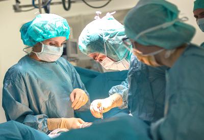 Opération de chirurgie de la main à l'EHC