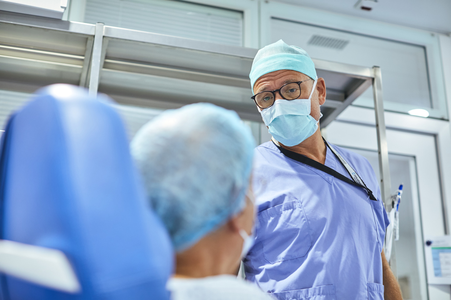 Accueil d'un patient au bloc opératoire par le chirurgien vasculaire à l'EHC