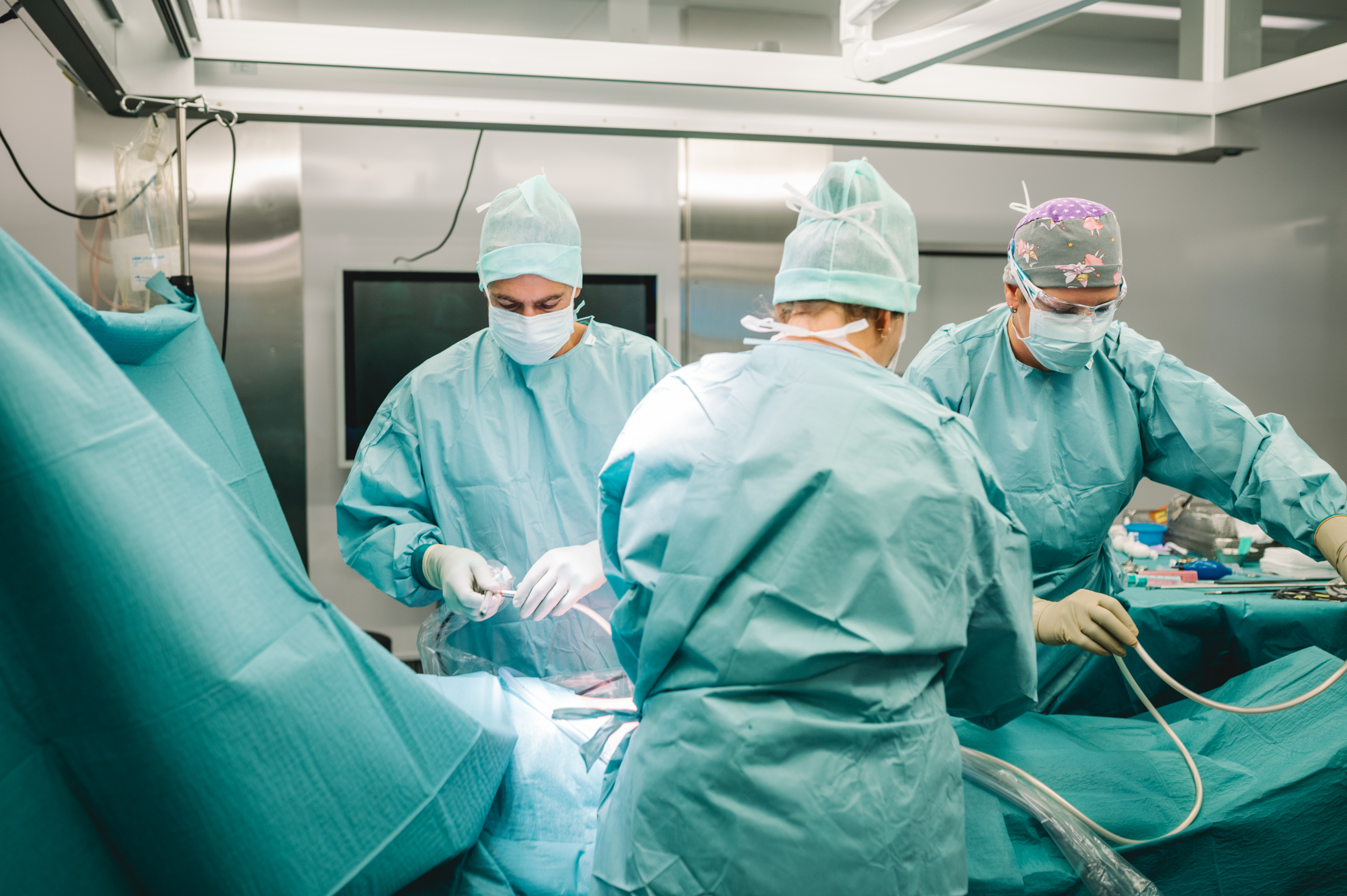 Equipe du bloc opératoire en pleine opération de chirurgie générale et viscérale à l'EHC