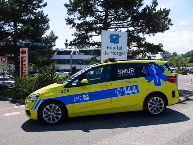 Véhicule du SMUR devant l'Hôpital de Morges